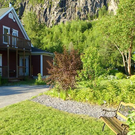 B&B Les Deux Pignons Petit-Saguenay Εξωτερικό φωτογραφία