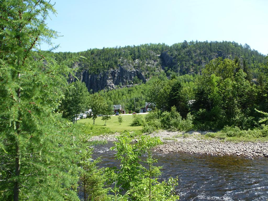 B&B Les Deux Pignons Petit-Saguenay Εξωτερικό φωτογραφία