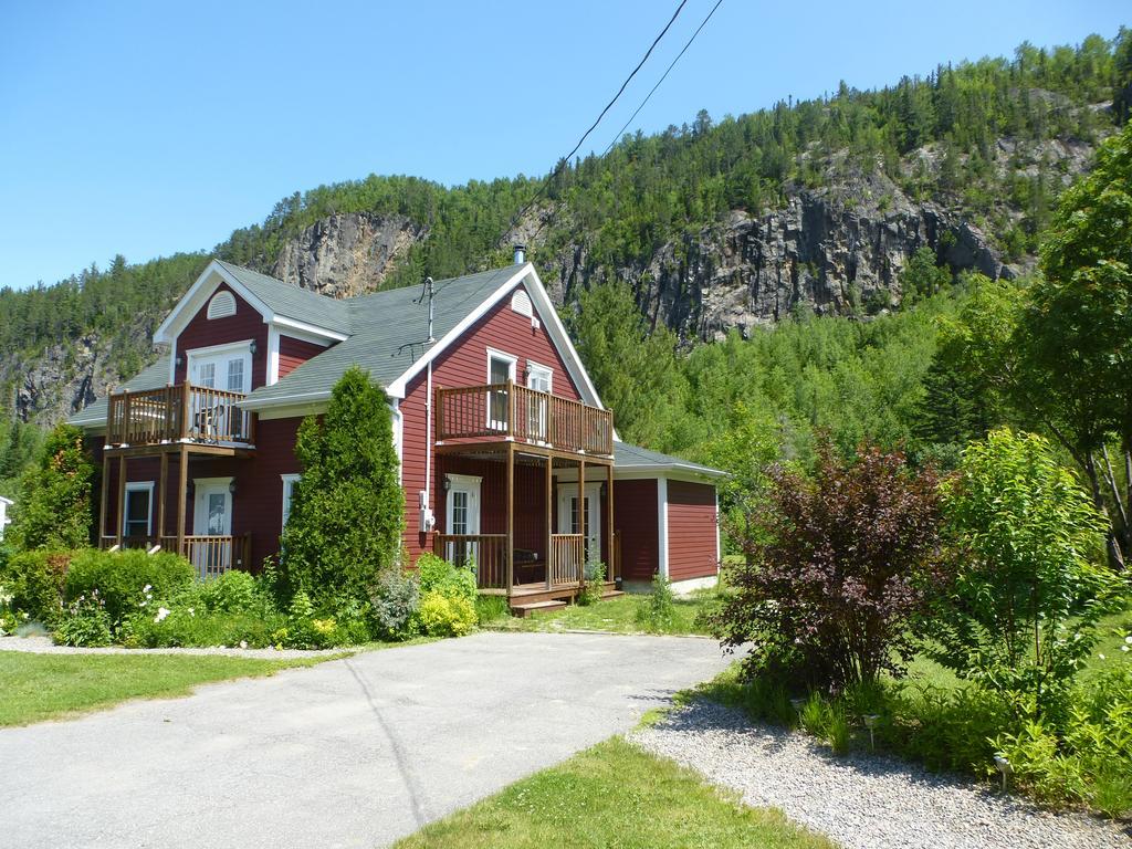 B&B Les Deux Pignons Petit-Saguenay Εξωτερικό φωτογραφία