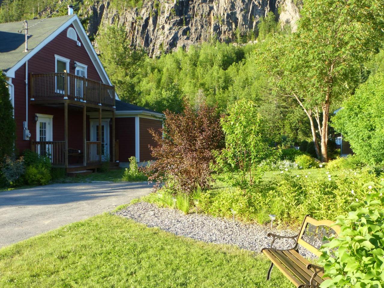 B&B Les Deux Pignons Petit-Saguenay Εξωτερικό φωτογραφία