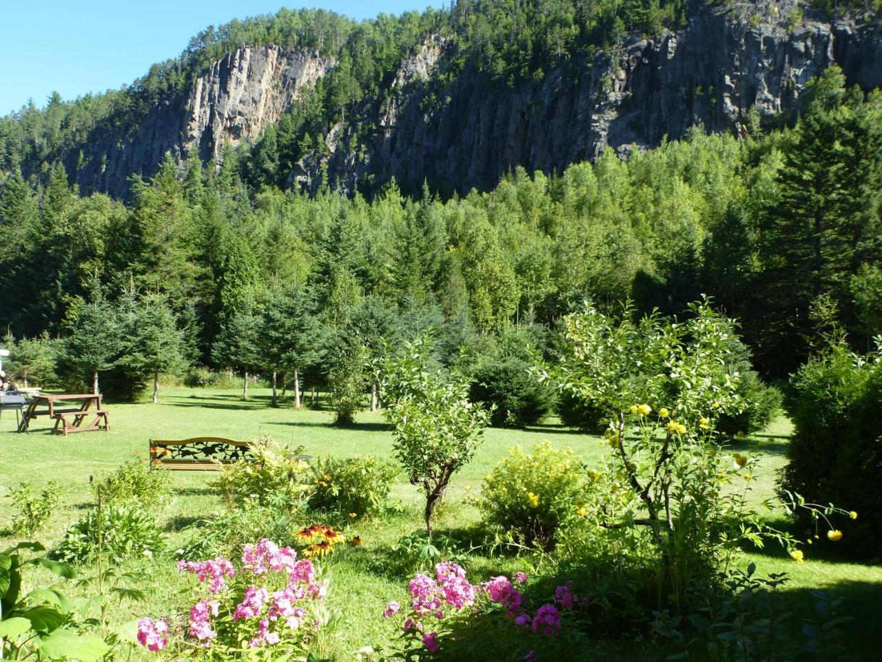 B&B Les Deux Pignons Petit-Saguenay Εξωτερικό φωτογραφία